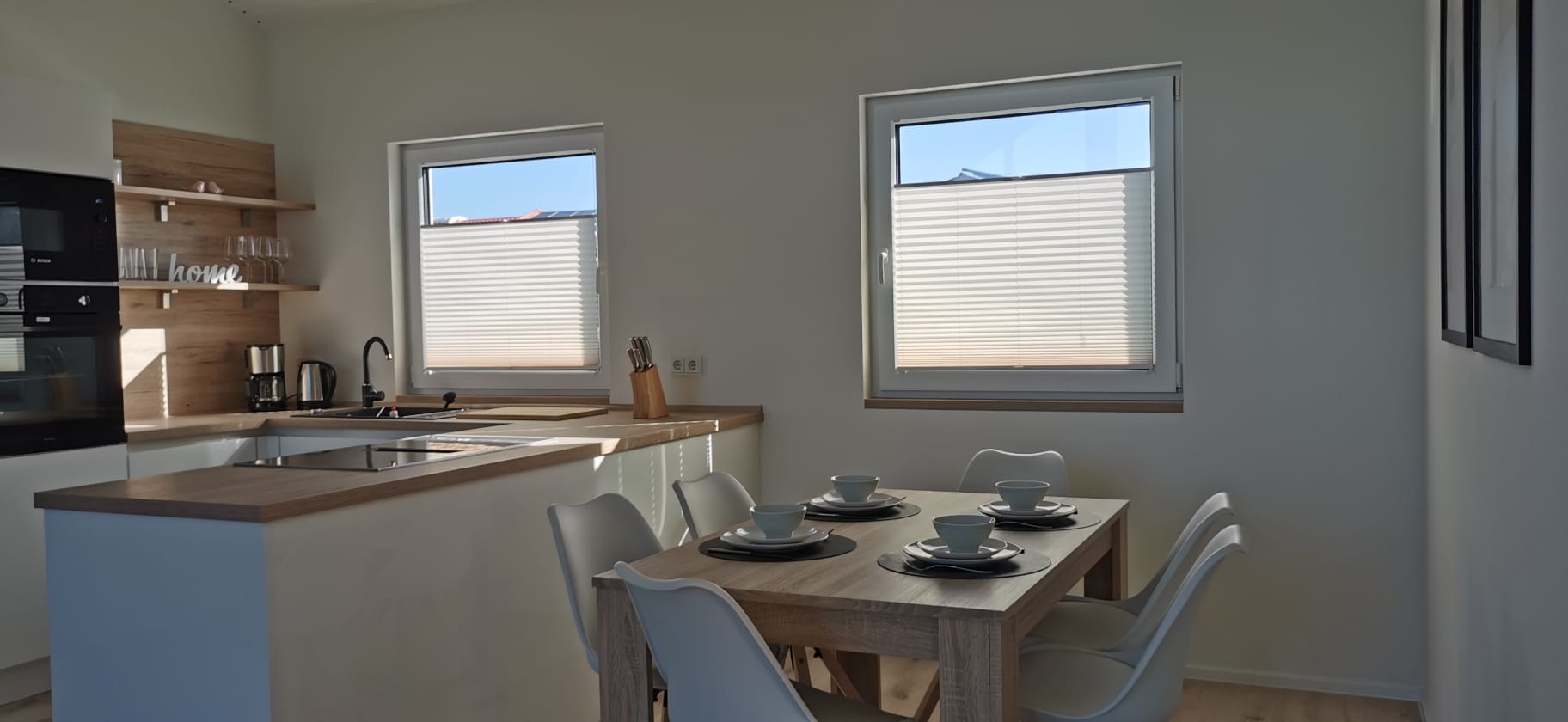 Moderne Küche mit Esstisch im Ferienhaus Waldidyll