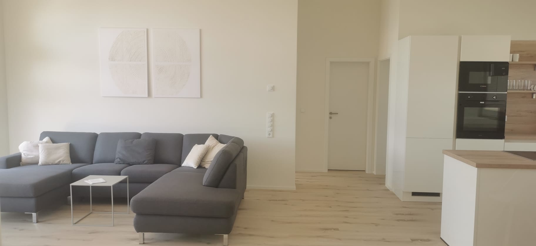 Modernes Wohnzimmer mit gemütlichem Sofa im Ferienhaus Seeblick